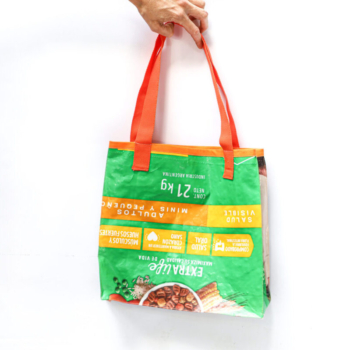 Bolso SANUK hechos con bolsas de alimentos para mascotas